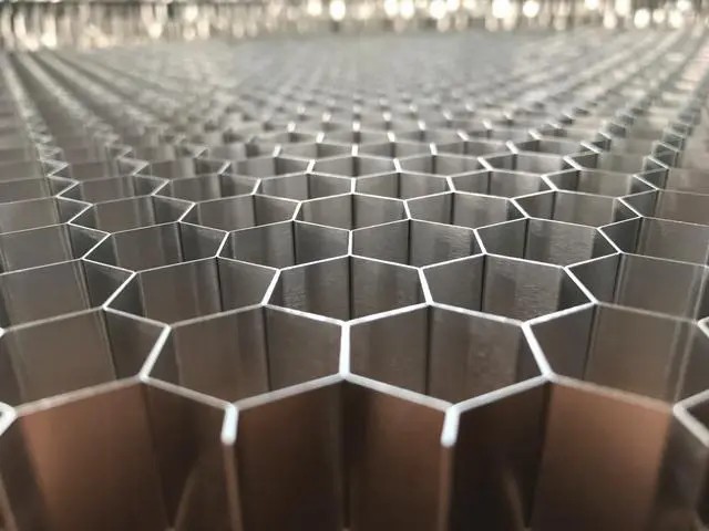 鋁蜂窩板，讓現(xiàn)代建筑更具科技感！-吉祥裝飾