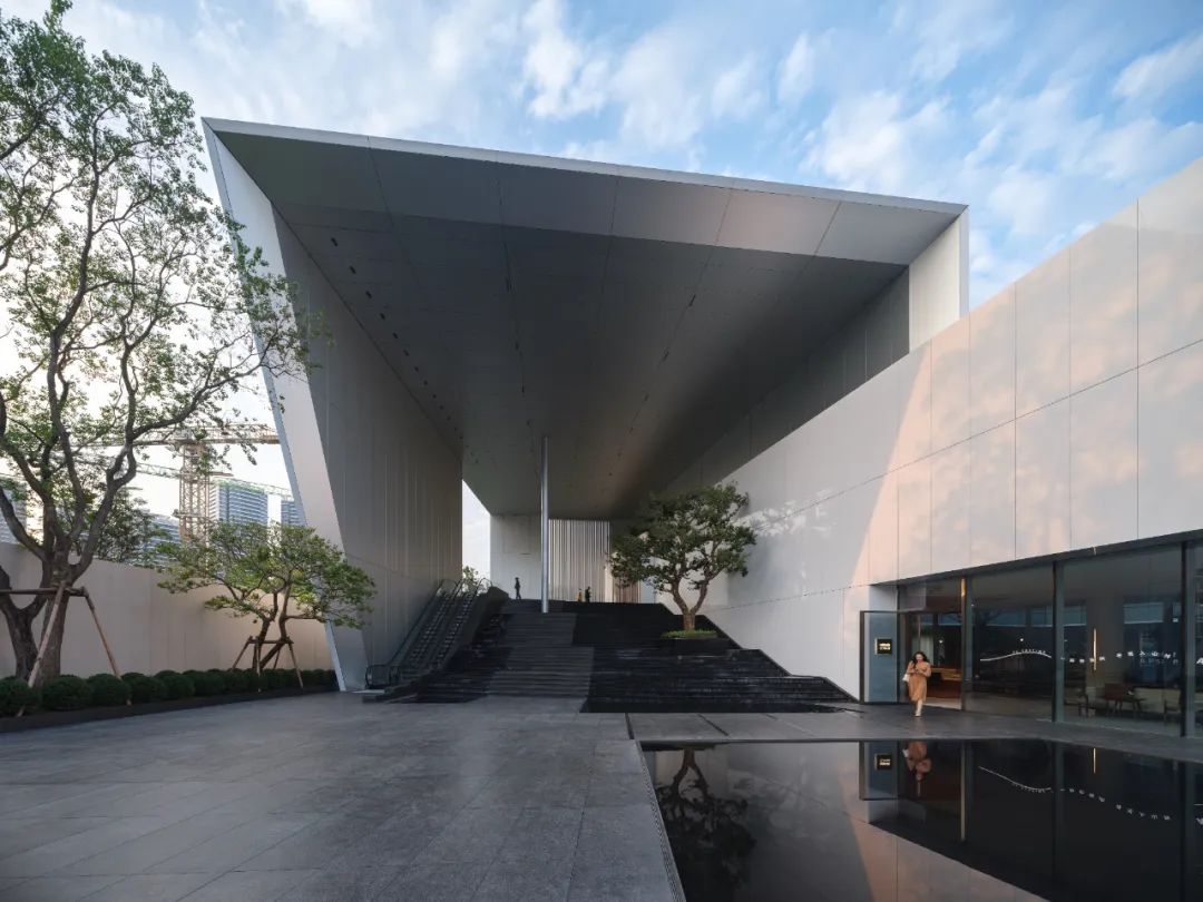 公園中的美術(shù)館：超白玻璃+鋁板的外立面設(shè)計(jì)，簡(jiǎn)潔的美感。